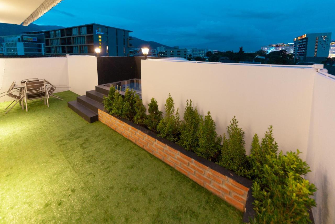 Feel Nimman Boutique Hotel Чиангмай Екстериор снимка
